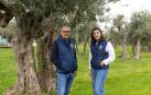 Francisco Urzaiz Sevilla y su hija Andrea Urzaiz Huguet, en un olivar