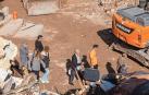 Vecinos y servicios de emergencia en las Ramblas de Letur, donde se hallaron ayer más restos humanos