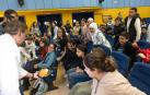El chef Ricardo Gil Gil muestra a los alumnos del IES Benjamín de Tudela uno de los almuerzos saludables que preparó ayer en el centro.