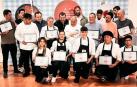 Foto de familia de los cocineros participantes con jurado y autoridades /