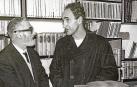 Jorge Oteiza (izquierda) y Eduardo Chillida, en la librería Ramos de San Sebastián, en los años 60.