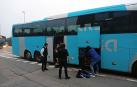 Efectivos de bomberos de Navarra, en el momento de subir al autobús que comparten con 18 efectivos de la Policía Foral y 16 agentes de policías locales