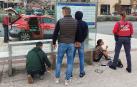 Momento en que agentes de la Policía Foral arrestan a un hombre en Sarriguren por una requisitoria judicial