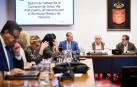Al fondo, Alberto Pérez, Jesús Soria y Juan Ramón Sanchiz, representantes del Sindicato Médico de Navarra, durante la sesión en el grupo del Parlamento de Navarra /
