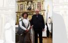 Imagen de Ana Lezcano y Francisco Azcona, frente al altar de la basílica de San Martín / .