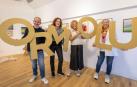 Desde la izquierda, Pedro Azcona, Marga Urdánoz, Maite Díaz y Maite Cengotitabengoa, el jueves, en la galería, sujetando las letras que forman la palabra Ormolú.