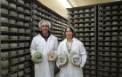 Alberto Migueltorena y Ainara Ansa, con quesos de su producción