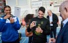 El consejero Aierdi y la baloncestista Aixa Wone y el futbolista Josu Mendive con los relojes de arena para controlar el tiempo de la ducha