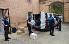 Policías municipales de Estella cargan este lunes el material recogido en la escuela de música antes de emprender viaje a Valencia.