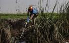 Un agente de la UME inspeccionan la zona de La Albufera