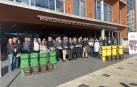 Asistentes a la presentación de la Semana Europea para la prevención de Residuos posan en el exterior de la sede de Mancomunidad de Montejurra.