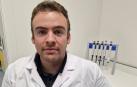 Adrián Idoate Bayón, bioquímico, en el laboratorio de CEIN donde lleva a cabo sus investigaciones sobre diabetes
