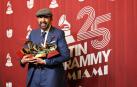 Juan Luis Guerra posa con sus cuatro gramáfonos en los Latin Grammy