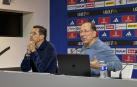El dueño y presidente del Lyon, John Textor (dcha), durante la rueda de prensa donde expuso el plan para sanear la cuentas del club /