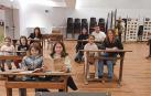 Profesoras, ex alumnos y ex alumnas y alumnas actuales del centro en el aula antigua que se recreó