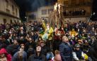 Vecinos y visitantes tratan de coger algunas de las nueces que se lanzaron durante la noche de este sábado 16 de noviembre desde el balcón de la Casa de la Villa de Fustiñana /