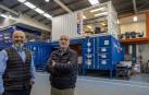 Julio Bustillo (izda) y Rául Musitu (dcha), junto a los contenedores marítimos recuperados como zona de trabajo en Sumelec