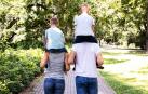 Una familia pasea por un parque