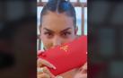 Georgina mostrando su cartera roja de Prada