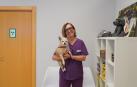 Victoria, directora de la clínica veterinaria Bettervet, junto con su perrita Rufi
