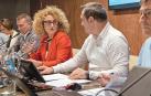 Asamblea de Mancomunidad. La presidenta, Susana Castanera, habla con el gerente, Nicolás Uibarri