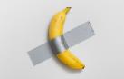 'Comedian' obra del artista conceptual Maurizio Cattelan que se componde de un plátano pegado a la parede con cinta adhesiva