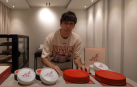 El youtuber y creado de contenido Nil Ojeda, con la tarta que ha creado con Álex Cordobés.