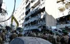 Los equipos de rescate buscan entre los escombros a supervivientes tras el ataque israelí a un edificio de Beirut