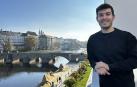 Javier Biera, en su casa de Písek con vistas al puente gótico sobre el río Otava