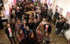 En primer plano, buena parte de los artistas participantes en la expo, junto con responsables del proyecto. Detrás, obras y público