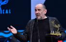 El actor Karra Elejalde tras recibir el premio "Almería Tierra de Cine" durante la Gala de clausura del Festival Internacional de Cine de Almería