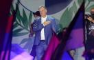 El candidato del Frente Amplio, Yamandú Orsi, celebra la victoria en las elecciones con sus seguidores este domingo en Montevideo