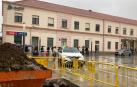 En primer plano, las obras preparatorias de la marquesina. Detrás, pasajeros bajo la lluvia