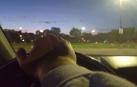 Un hombre conduce su coche durante las horas nocturnas