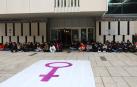 Parte del alumnado que se realizó una sentada de protesta ayer por la mañana a las puertas del Conservatorio Superior de Música de Navarra