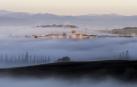 La localidad de Astráin, rodeada por bancos de niebla ayer por la mañana