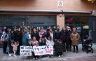 Familias y docentes manifestándose por el PAI en la puerta del sindicato Steilas