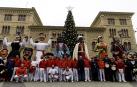 En una imagen poco habitual, los miembros de la comparsa posan con las figuras delante del árbol de Navidad en la Coronación /