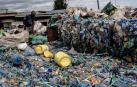 Un hombre trabaja en un centro de reciclado de plásticos en Kenia