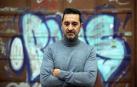 Jandro Gastaminza, entrenador de la Mutilvera B, posa en un muro del barrio pamplonés de San Juan
