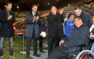 El entrenador del Atlético de Madrid, el argentino Diego Simeone (i) y el técnico que ganó la Recopa con el Real Zaragoza, Víctor Fernández (2i), reciben al exjugador argentino del Zaragoza Fernándo Cáceres (d), a su salida al césped del estadio de La Romareda