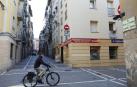 A la derecha, una cámara de seguridad del Ayuntamiento de Pamplona al inicio de la calle Tejería
