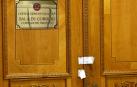 Las puertas de la sala del consejo del Tribunal Constitucional rumano cerradas durante el debate del Tribunal Constitucional rumano (CCR) sobre los resultados de la primera ronda de las elecciones presidenciales