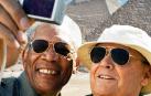 Morgan Freeman y Jack Nicholson interpretan en 'Ahora o nunca' a dos enfermos con cáncer termina que deciden recorrer juntos el mundo.