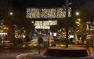 Cortinas de luces y guirnaldas en los árboles de la avenida de Sangüesa