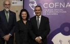 Fernando Domínguez, consejero de Salud; Joaquina Huarte, farmacéutica premiada; y Alberto Mantilla, presidente del Colegio
