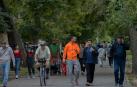 Paseantes en una zona verde de Estella