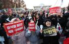 Varias personas piden la destitución del presidente de Corea Sur junto al Parlamento