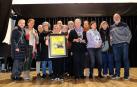 Varios de los voluntarios de la tienda de Comercio Justo Balún Canán de Tudela, con el premio Olentzero 2024 que recibieron este sábado