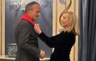 Manuel Piquer recibe el pañuelo rojo de manos de Beatriz Aizpún